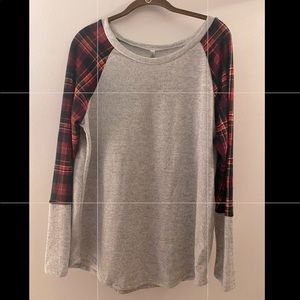 Light soft flannel long sleeve shirt. Size:2x(actually fits like XLarge)